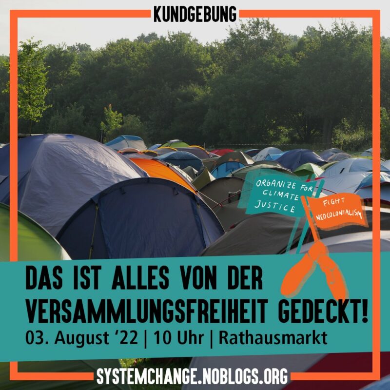 Bild vom zelten. Text: Das ist alles von der Versammlungsfreiheit gedeckt. 3. August 22 Rathausmarkt Dazu das Logo des System Change Camps. English: Picture of camping. Text: This is all covered by freedom of assembly. 3 August 22 Rathausmarkt Plus the logo of the System Change Camp